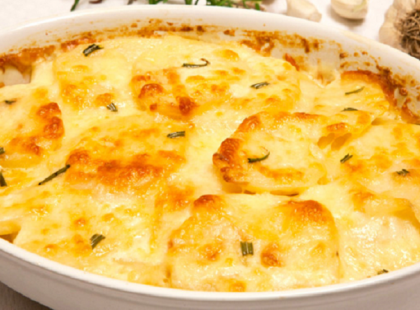 Csodás burgonya sajtos-tejfölös öntettel (kb. 30 perc)