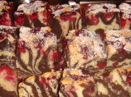 Csokis-csíkos zebra süti cseresznyével – Annyira szép, hogy ez csak finom lehet:-)