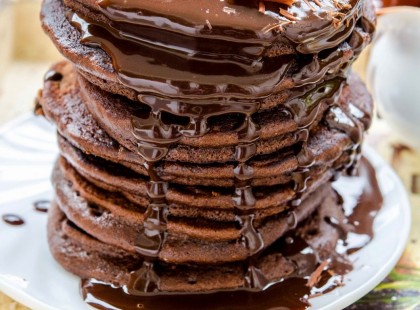Csokoládés amerikai palacsinta házi csokoládéöntettel – bámulatos finomság!