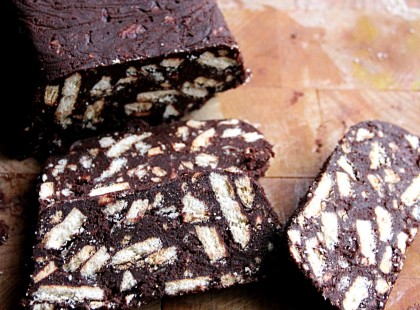 Csokoládés kekszes finomság sütés nélkül! Ínycsiklandóan csokis!