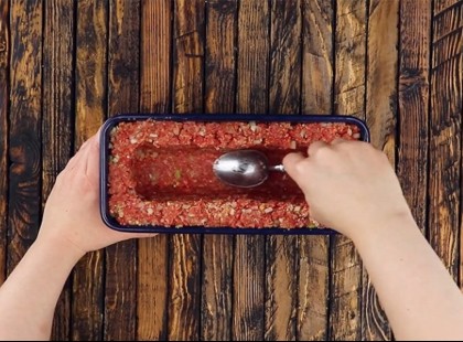 Darált húst tett a sütőformába, majd megkente sajtkrémmel, hihetetlen milyen finomság lett belőle!