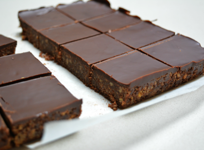 Diós csokoládés kekszkocka sütés nélkül  – minden csokirajongó szeretni fogja!