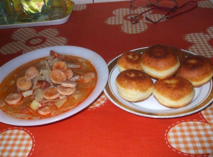 Édes káposzta leves füstölt kolbásszal, és burgonya fánk!