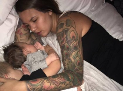 Egy ártatlan kép az anyáról és két gyerekéről óriási vitát indít el – Te érted miért?