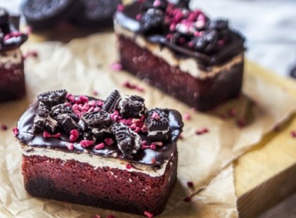 Ellenállhatatlan és elronthatatlan vörösbársony oreo-brownie szeletek