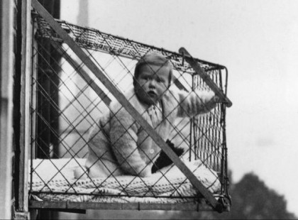 Ezt a kislányt minden éjszakára bezárták egy ketrecbe és kint hagyták a hidegben… az ok megdöbbentő!