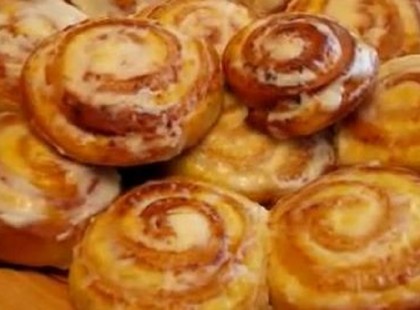 Fenséges túrós csiga, édes tejföllel meglocsolva!