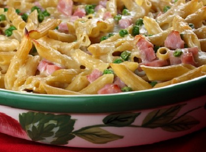 Fűszeres sonkás makaróni zöldborsóval! Könnyen elkészíthető, és nagyon kiadós!