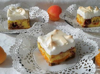 Gyümölcsös habos téli szelet – A meggyes süti csak jó lehet, habbal megbolondítva meg pláne:)