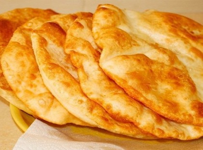 Gyúrom, nyújtom, sütöm és besöpröm a dicséreteket! Így készül a világ legfinomabb lepénye!