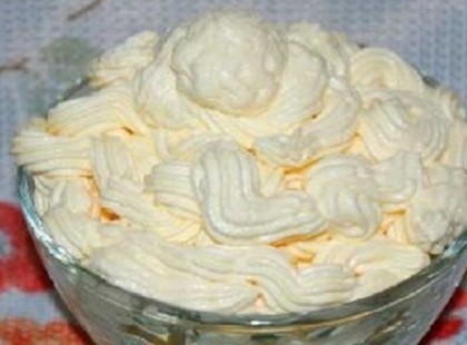 Ha szeretnél egy nagyon finom vaníliakrémet készíteni a süteményekhez, ezt próbáld ki!