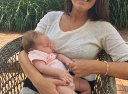 Hat hónappal a szülés után az orvos megvizsgálja a fiatal anyukát… amikor a férj megtudta a diagnózist, teljesen elsápadt…