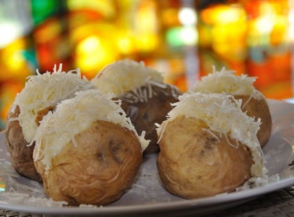 Héjában sült burgonya – fokhagymás tejföllel:-) rá reszelt sajt:-)