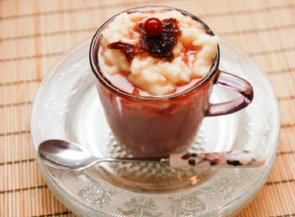 Hideg, tejszínes gyümölcsös rizskehely, málnaszörppel megcsepegtetve!