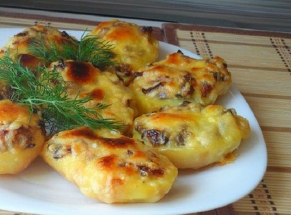 Így készítheted el a legfinomabb sütőben sült töltött burgonyát gombával és sajttal! Mind a tíz ujjad megnyalod utána!