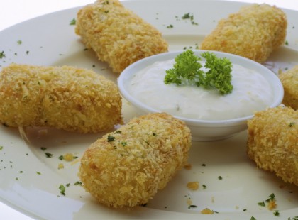 Így készül a rántott burgonyaropogós, káprázatos sajtos bundában!