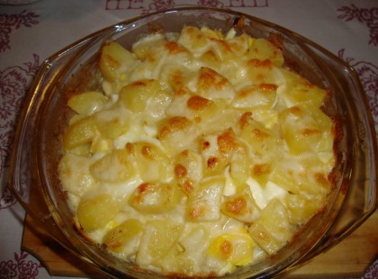 Káprázatos sajtos tejfölös rakott krumpli, jó sok tojással!