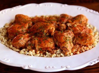 Káprázatos szaftos csirke, füstölt szalonnás tarhonyával!