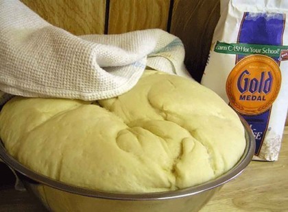 Készítsd el a tökéletes tésztát, amiből lehet pizza, töltött palacsinta, vagy édes sütemény mindössze 4 lépésben!