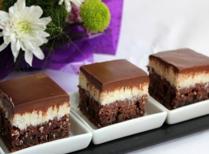 Kókuszkrémes kekszkocka – ellenállhatatlan finomság, sütés nélkül!