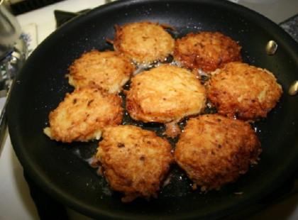 Kolbászos krumplis lepcsánka, filléres finomság, nagyon laktató!