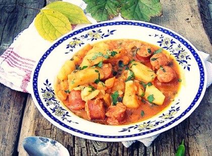 Magyaros paprikás krumpli, jó sok kolbásszal laktató, kiadós étel!