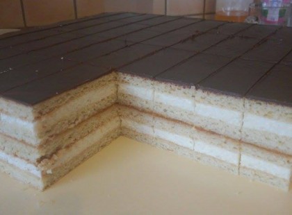 Mézes zserbó, hihetetlen könnyű krém, vékony lapok és lekvár!