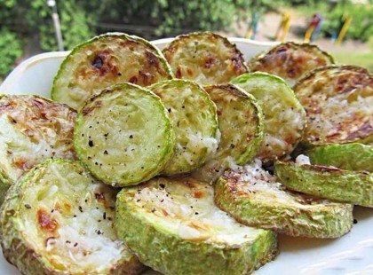 Mire kettőt pislogsz, el is készül a sült cukkini, aromás szósszal!