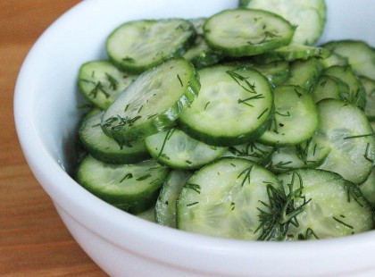 Nagyanyó uborkasalátája, jó kaprosan! Nem győzök eleget készíteni belőle!