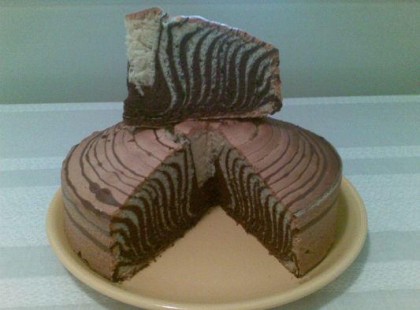 Nagyon egyszerű, és igen látványos zebratorta! Gyorsan el is fogyott!