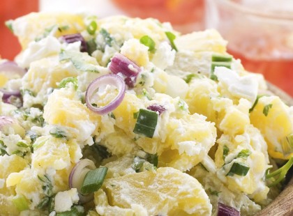 Négyféle csodálatos burgonyasaláta és egy remek franciasaláta karácsonyra!