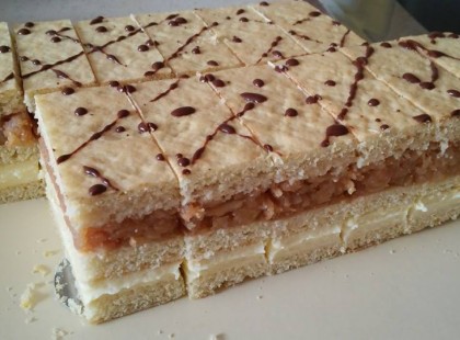 Omlós almás krémes, kellemes almás töltelékkel és vaníliás krémmel!