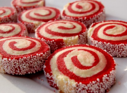 Piros spirál karácsonyi sütemény – Finom is és nagyon csábító is!