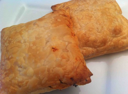 Pizza falatok tésztába töltve, tele sonkával és sajttal!