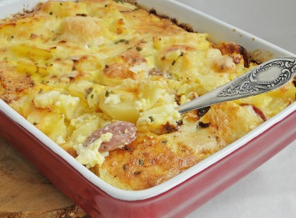 Rakott burgonya főtt tojással, kolbásszal! Laktató darab :)