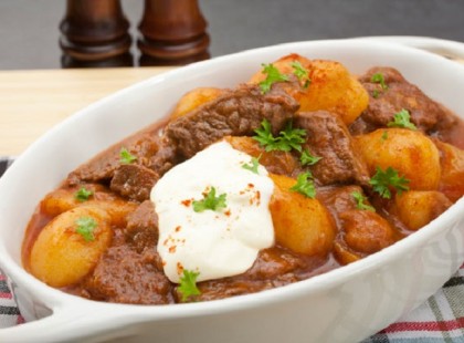 Rakott gulyás füstölszalonnával a sütőből! Micsoda finomság!