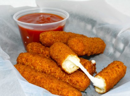 Rántott mozzarella – ropogós, fűszeres panír, olvadozó sajt!