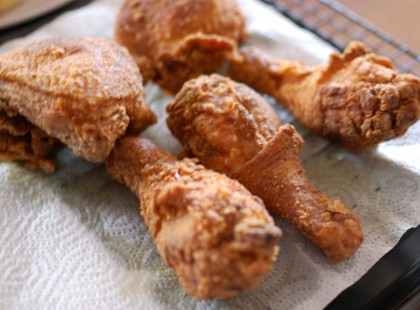 Ropogós KFC csirkecombok – liszt és tojás nélküli titkos panír!