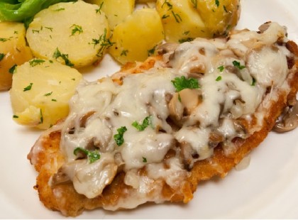 Sajtos gombás rántott csirke – Óriási kedvenc nálunk is!