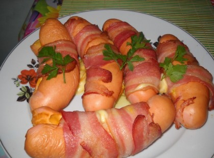 Sajtos virsli, szalonnába tekerve – fenséges étel 10 perc alatt!