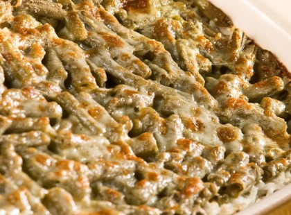 Sajtos zöldbab, tejföllel és reszelt sajttal, 15 perc alatt aranysárgára sütünk!