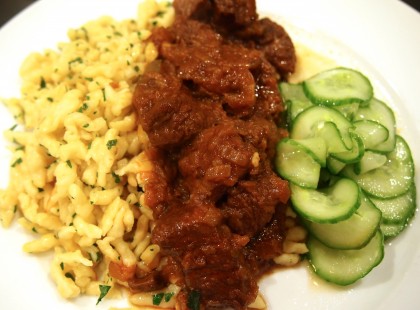 Sertéspörkölt tarhonyával vagy nokedlivel és csípős cseresznyepaprikával!