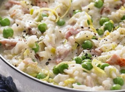 Sonkás rizottó 20 perc alatt! Tetejére reszelt sajtot szórunk!