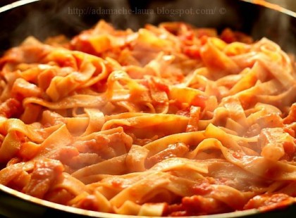 Sonkás sajtos tészta, jó sok szósszal! 20 perc alatt elkészül!