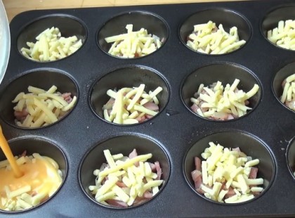 Sonkát és sajtot tesz a muffinformába, majd tojást önt rá. Ki kell próbálnod!