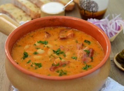 Tejfölös bableves füstölt csülökkel gazdagon! Kiadós és isteni!