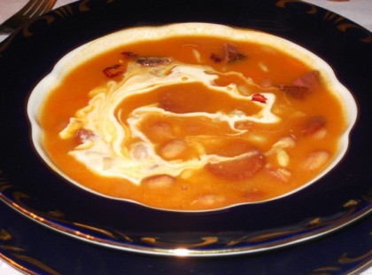 Tejfölös bableves füstölt hússal! Egyszerűsége ellenére, a világ egyik legfinomabb levese!