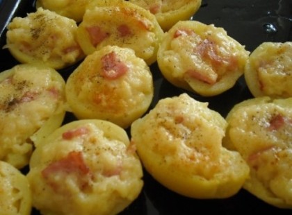 Tejfölös sonkával és tojással töltött burgonya sajttal megszórva!