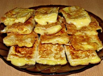 Tésztába tekerte a sajtot, 7 perc múlva meglepetten kóstoltam, hogy lehet ez ilyen finom!