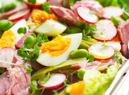 Ünnepi sonkasaláta, tojással és minden finomsággal húsvétra!